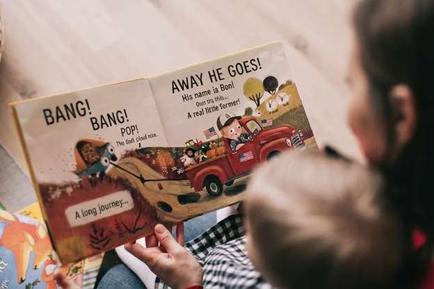 孩子翻开绘本认出自己